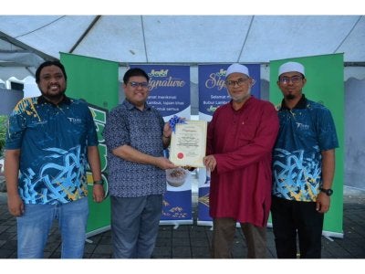 Pihak masjid memberikan sijil penghargaan kepada Azri Fahmi (dua dari kiri) yang mewakili Serba Wangi Food Sdn Bhd.
