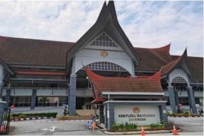 Warga emas didakwa di Mahkamah Sesyen di sini pada Jumaat atas pertuduhan melakukan amang seksual fizikal terhadap cucu lelaki tirinya. Gambar hiasan. 