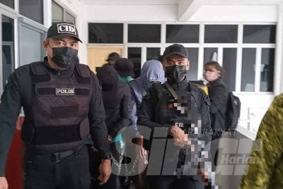Tiga jurulatih Pasukan Latihan Pegawai (Palapes), Universiti Teknologi Malaysia (UTM) didakwa di Mahkamah Sesyen Kota Tinggi pada Jumaat.
