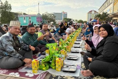 Antara yang hadir memeriahkan acara di Mydin MITC Melaka.