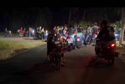 Mat motor bertempiaran lari selepas Izami membuka pagar rumah.