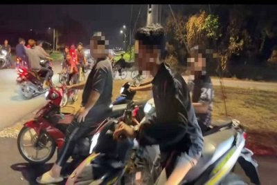Situasi depan rumah Izami menjadi tempat mat motor melepak dan membuat bising.