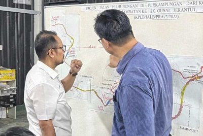 Haris ketika mengadakan lawatan tapak Projek Jalan Perhubungan Kampung Tuit ke Kampung Mat Daling serta pembinaan jambatan ke Sekolah Kebangsaan (SK) Gusai di Mukim Ulu Tembeling, Jerantut. - Foto: Pahang Media