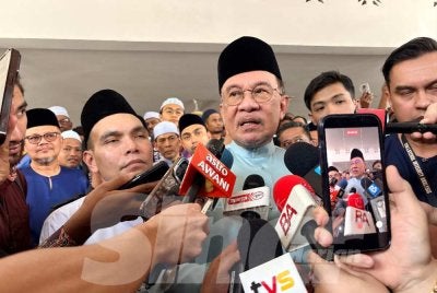 Anwar ketika ditemui selepas selesai solat Jumaat di Masjid Jamek Kajang.