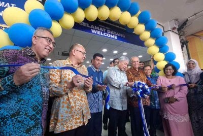 Ahmad Zahid (tengah) menyempurnakan gimik perasmian Mydin Mart Bagan Datuk di Hutan Melintang yang merupakan cawangan ke-75 syarikat itu di seluruh negara.