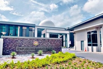 Seorang jurulatih badminton didenda RM3,000 oleh Mahkamah Sesyen Kangar pada Jumaat selepas mengaku bersalah atas pertuduhan memberi suapan wang tunai RM55 kepada seorang koperal polis pada Mei 2022.