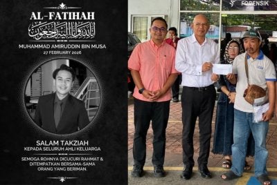 Ahmad Martadha (tengah) menziarahi keluarga Allahyarham serta menyampaikan sumbangan sebagai tanda solidariti warga universiti terhadap keluarganya.