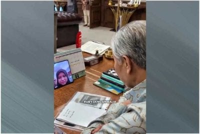 Ahmad Zahid menyantuni Ruby Adalia Balqis dan Ahmad Balia Murqam melalui panggilan video pada Jumaat.