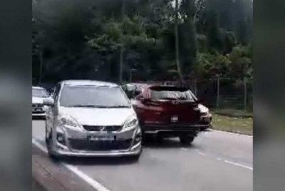 Tangkap layar video memaparkan sebuah kenderaan dipandu secara melawan arus sehingga menyebabkan kemalangan di Jalan Dato Abu Bakar 16/1 Petaling Jaya pada Jumaat.