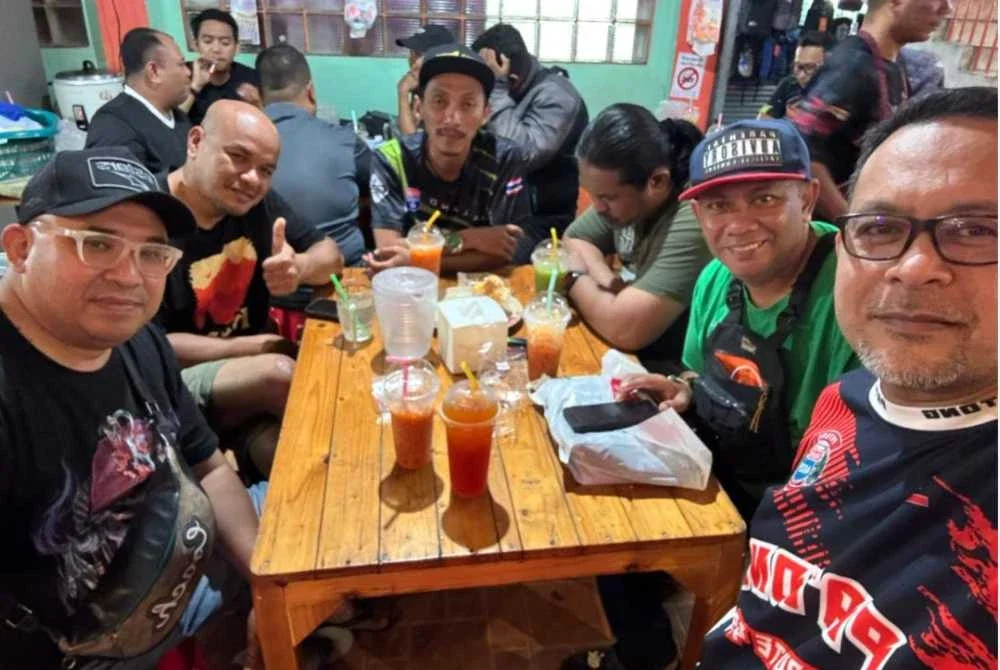 Makan malam di Betong Plaza. Nampaknya Mad (tiga dari kanan) tak boleh tahan rasa mengantuk, boleh tertidur ketika tunggu makanan sampai.