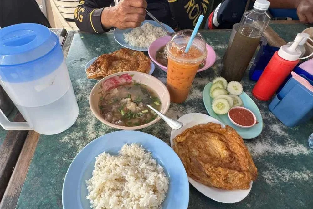 Makan sup keting di Kedai Kah, Betong.