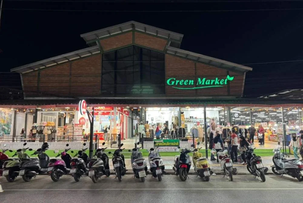 Suasana Green Market di Pattani yang menjual pelbagai makanan tempatan.