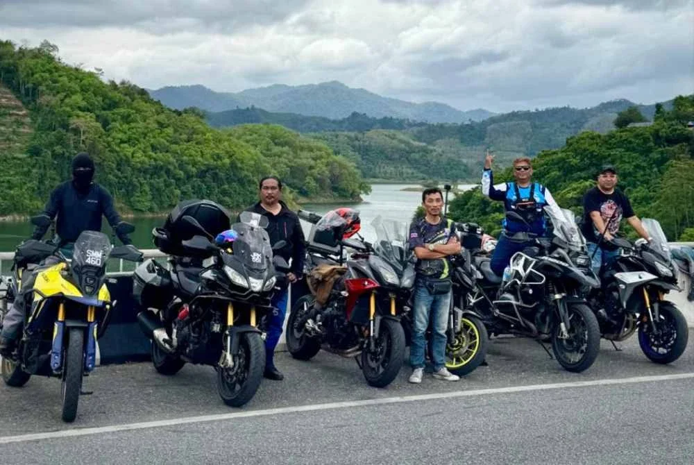 Penulis (kanan sekali) bergambar di Tok Ku Chae Bridge.