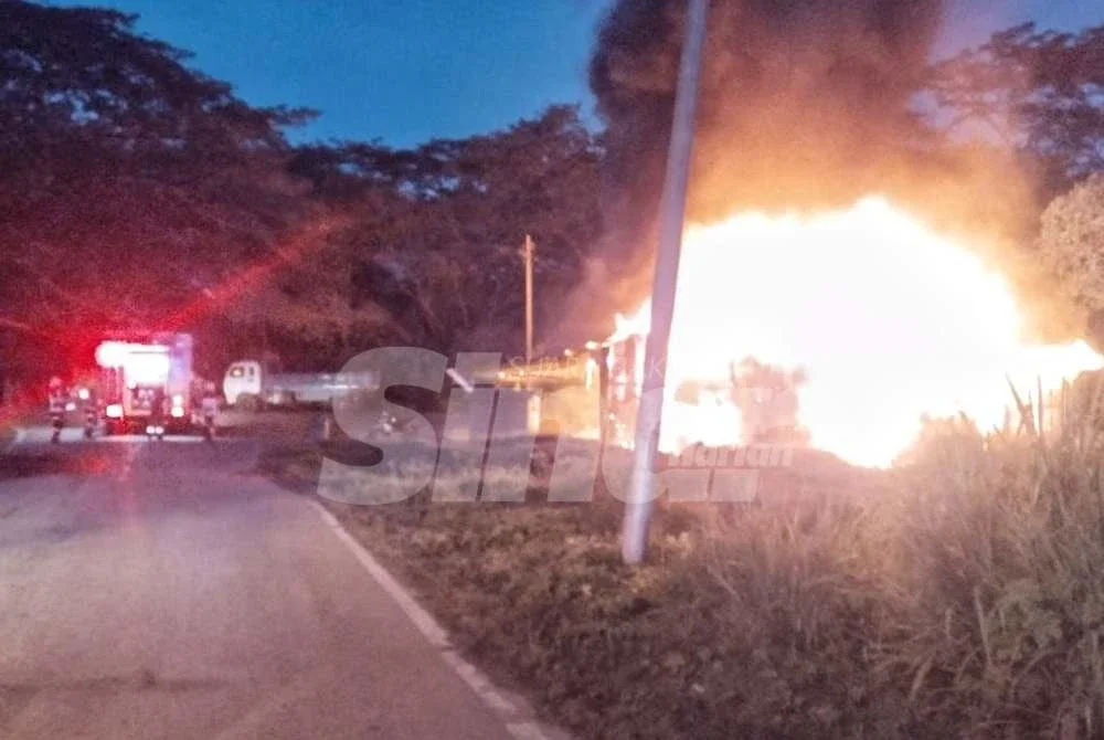 Sebuah kedai motosikal di Jalan Bukit Koman, Taman Bukit Koman di sini terbakar dalam kejadian malam Jumaat. Foto Sinar Harian.