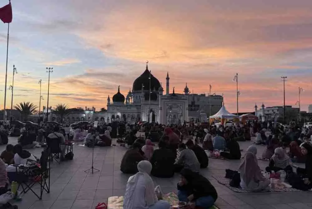 Baginda bersama rakyat berbuka puasa sebelum berangkat menunaikan solat Maghrib, Isyak dan solat sunat tarawih di Masjid Zahir.