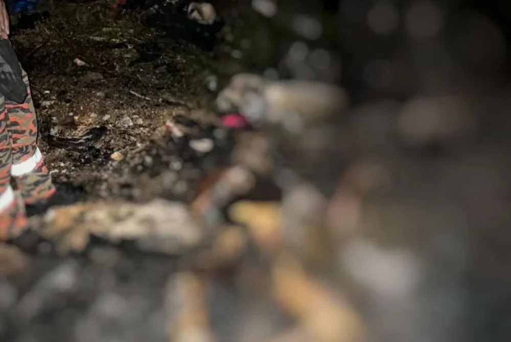 Warga emas ditemukan maut selepas dipercayai terperangkap dalam kebakaran di sebuah bengkel motosikal yang turut dijadikan tempat memproses durian di Kampung Bukit Koman di sini pada Jumaat malam. Foto Bomba Pahang.