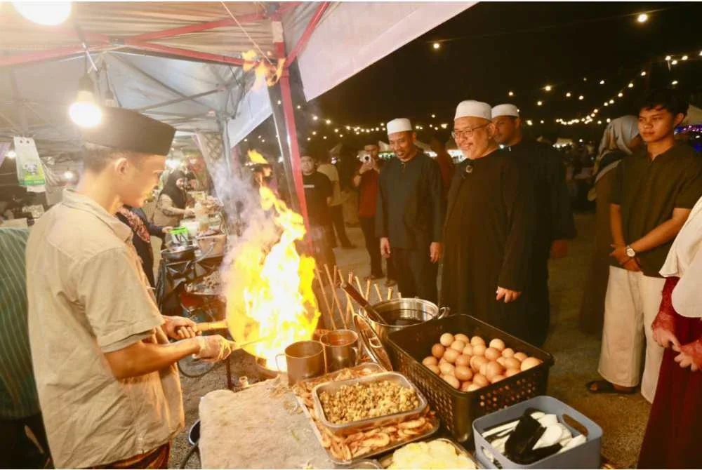 Wan Sukairi (dua dari kanan) merasmikan Program Selepek Sahur di tapak Payang Walk, Dataran Shah Bandar, Kuala Terengganu pada Jumaat.