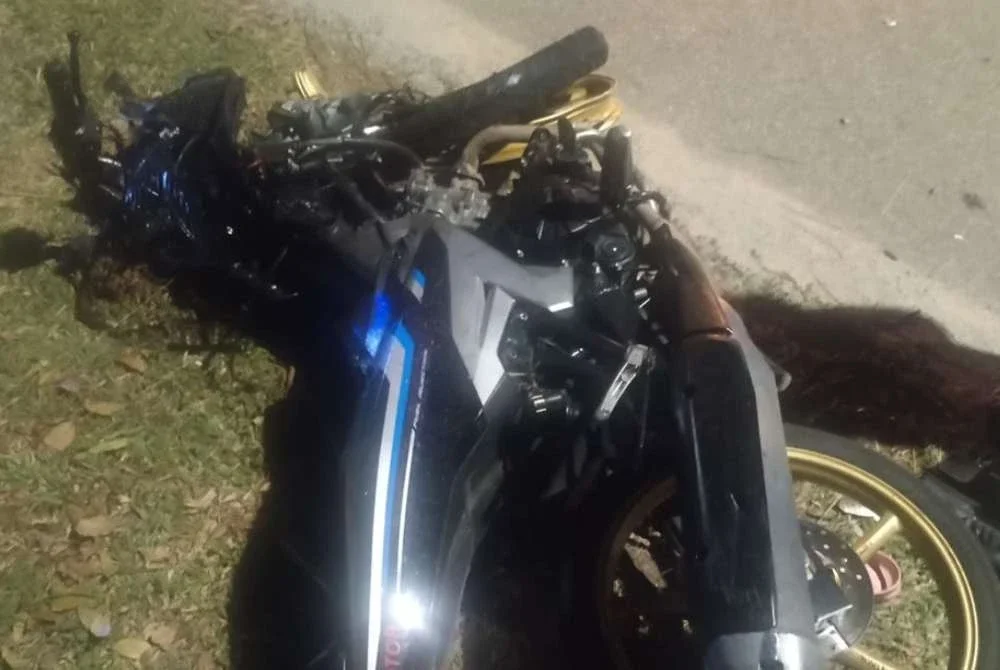 Antara motosikal yang terlibat dalam kemalangan maut di di Jalan Tambak Paya awal pagi Sabtu.