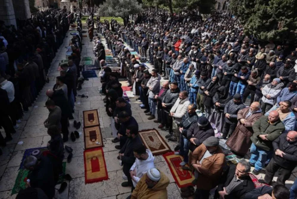 Umat Islam Palestin berkumpul menunaikan solat Jumaat dalam bulan suci Ramadan di Masjid Al-Aqsa, Baitulmaqdis.- Foto Agensi