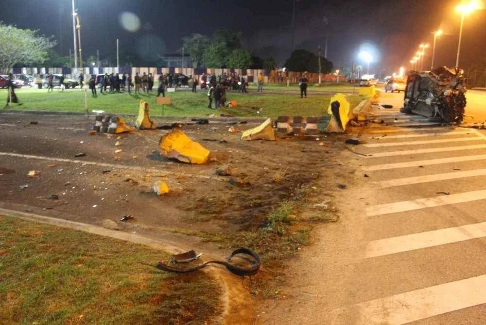 Nahas di Kilometer 19, Jalan Kluang-Batu Pahat dekat UTHM pada awal pagi Sabtu. - Foto PDRM