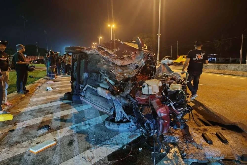 Nahas di Kilometer 19, Jalan Kluang-Batu Pahat dekat UTHM pada awal pagi Sabtu. - Foto tular