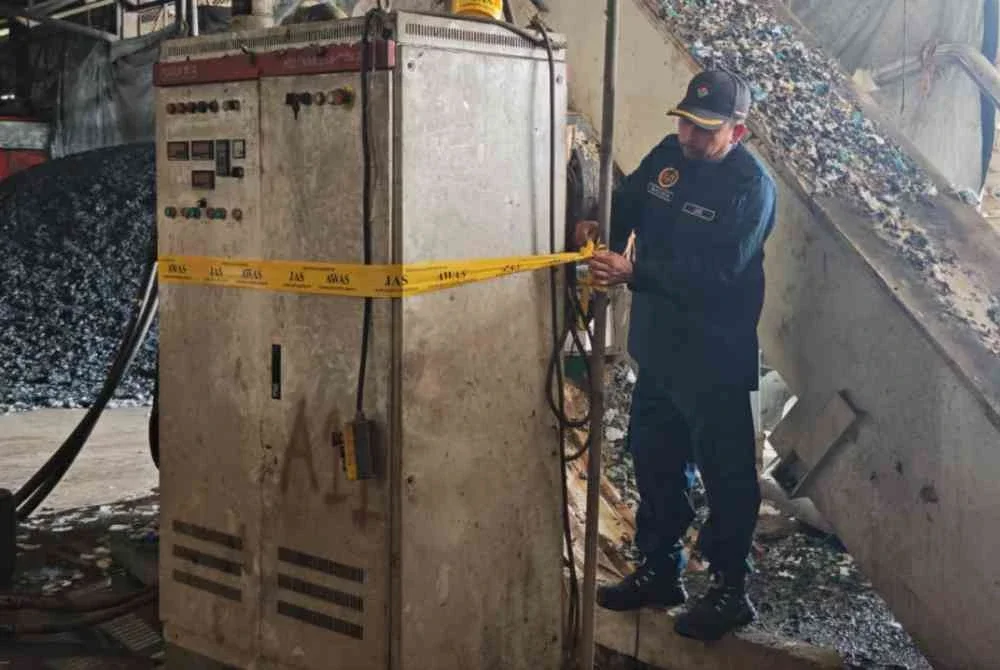 Pegawai penguat kuasa yang terlibat menyita salah satu mesin yang digunakan untuk memproses sisa plastik berkenaan dalam Op Taring Alpha 5 yang dijalan di sebuah premis di Sungkai pada Rabu.