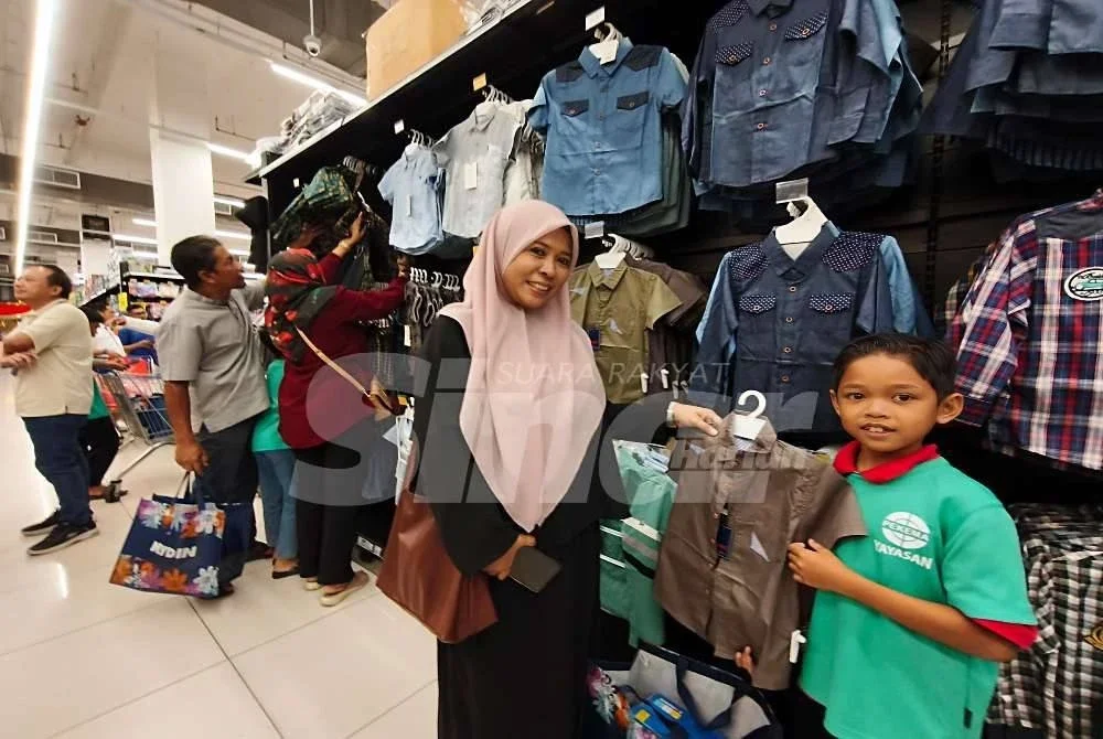 Fatimah dan anak lelakinya bersyukur apabila Ramadan dan Syawal kali ini mereka diraikan oleh POKB, PEKEMA dan Pasar Raya Mydin. Foto:SINAR HARIAN/HAZELEN LIANA KAMARUDIN