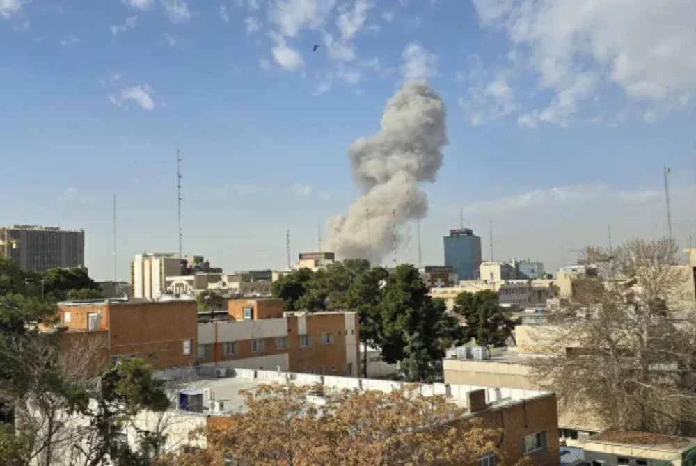 Asap tebal kelihatan di Teheran selepas Israel lancarkan serangan terhadap Iran. -Agensi