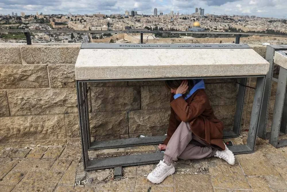 Penduduk Israel cuba menyelamatkan diri selepas siren amaran dibunyikan. Iran dilaporkan melancarkan serangan peluru berpandu ke arah Israel pada Sabtu, selepas negara itu diserang oleh Israel bersama Amerika Syarikat. Foto AFP