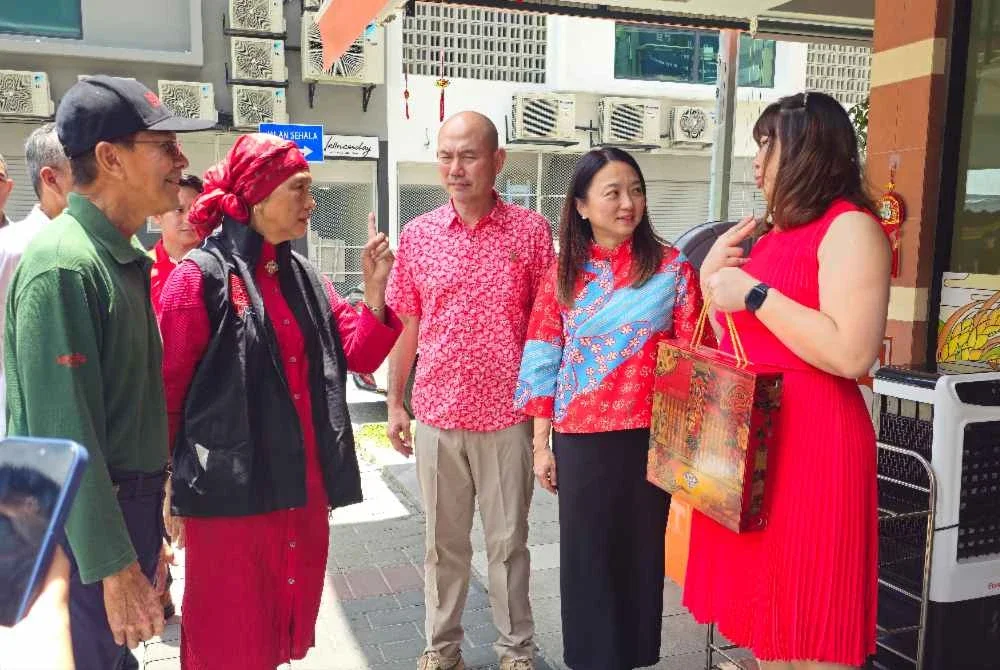 Hannah menyampaikan cenderahati kepada wakil perniagaan di di Kepong'Gi Square, Kuala Lumpur pada Sabtu.