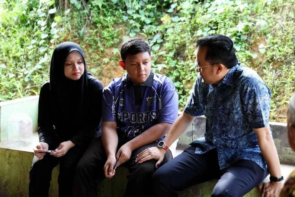 Asyraf Wajdi melawat dua beradik yang terselamat dalam tragedi kebakaran yang meragut lima ahli keluarga di Raub. Foto: FB Dr Asyraf Wajdi Dusuki 