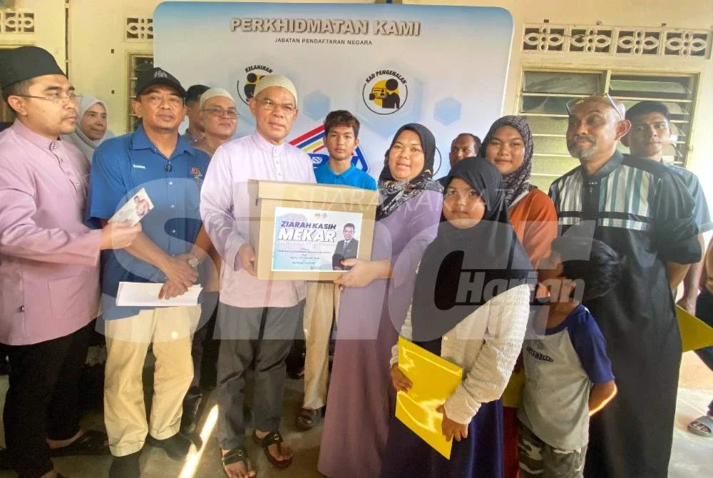 Saifuddin Nasution (tiga dari kiri) pada program MEKAR JPN di Kampung Kampung Simpol Belubang, Machang pada Sabtu. Foto: HAZELEN LIANA KAMARUDIN