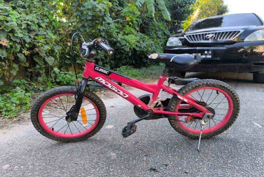 Basikal ditunggang mangsa yang terlibat kemalangan dengan sebuah SUV di Jalan Perumahan Batu Hampar, Manir, di sini pada Sabtu.