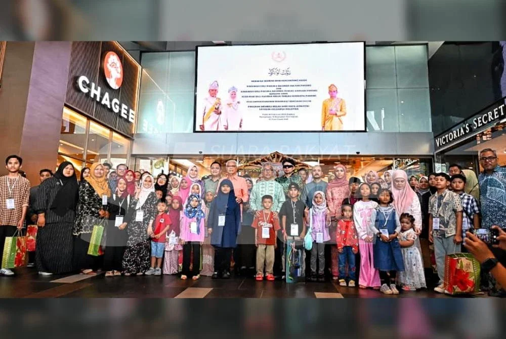 Kesemua 57 penerima bergambar bersama Al-Sultan Abdullah dan Ismail Sabri selepas program membeli belah Hari Raya Aidilfitri.