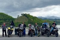 Dari kanan: Penulis, Jepp, Shahril, Mad, Nasir dan Azmi bergambar di Tok Ku Chae Bridge berlatar belakangkan pemandangan indah Bang Lang Dam.