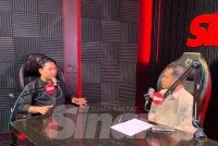 Tamim Dahri (kiri) bersama hos, Haizir Othman ketika rakaman Podcast Terus Terang bertajuk 'Antara kuil, tanah dan persoalan cinta negara' di Sinar Harian pada Khamis.