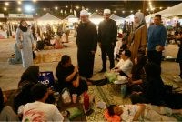 Wan Sukairi (tengah) beramah mesra bersama pengunjung Program Selepek Sahur di tapak Payang Walk, Dataran Shah Bandar, Kuala Terengganu pada Jumaat.