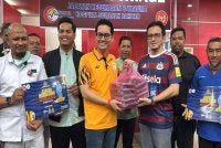 Dr Mohammed Taufiq (tiga dari kiri) menyerahkan makanan sahur kepada kakitangan Hospital Sultanah Bahiyah sempena Jelajah Rakan Muda @ Program Sahur Rakan Muda di Alor Setar pada awal pagi Sabtu.
