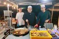 Wan Sukairi (tengah) menyempurnakan perasmian Program Selepek Sahur di tapak Payang Walk, Dataran Shah Bandar, di Kuala Terengganu. 