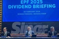 Ahmad Zulqarnain (tengah) ketika mengumumkan dividen KWSP 2025, pada Sabtu