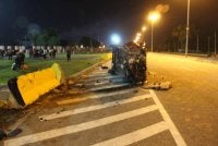 Nahas di Kilometer 19, Jalan Kluang-Batu Pahat dekat UTHM pada awal pagi Sabtu. - Foto PDRM