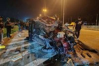 Nahas di Kilometer 19, Jalan Kluang-Batu Pahat dekat UTHM pada awal pagi Sabtu. - Foto tular