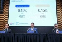 Ahmad Zulqarnain (tengah) bercakap ketika sidang media pengumuman kadar dividen KWSP 2025 di Menara KWSP, pada Sabtu.
Turut hadir Ketua Pegawai Pelaburan KWSP, Mohamad Hafiz Kassim (kiri) dan Ketua Pegawai Operasi KWSP, Sazaliza Zainuddin. Foto Bernama
