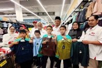 Nik Izani (tiga dari kiri) bersama penerima semasa Program Shopping Raya anjuran Persatuan Orang Kota Bharu (POKB) dengan kerjasama Pengimport dan Peniaga Kenderaan Melayu Malaysia (PEKEMA) dan Pasar Raya Mydin di Kota Bharu pada Sabtu. Foto:SINAR HARIAN/HAZELEN LIANA KAMARUDIN