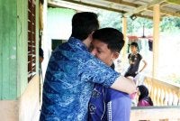 Asyraf Wajdi memeluk Ahmad Balia Murqam ketika turun melawat keluarga mangsa tragedi kebakaran di Raub, Pahang. Foto: FB Dr Asyraf Wajdi Dusuki 