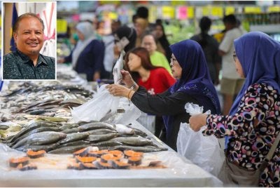 MyCC turut memantau pasaran makanan laut bagi memastikan persaingan kekal sihat dan harga stabil. Gambar kecil: Iskandar