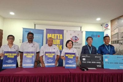 Wendy (tiga dari kanan) bersama barisan rakan strategik penganjuran MATTA Fair Perak edisi ke-36 yang dijadualkan berlangsung pada 7 dan 8 Mac depan.