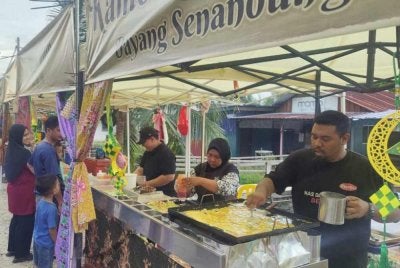 Penggunaan kain batik lepas dan songket mencipta tarikan utama di Bazar Ramadan Melayu Klasik Kampung Sungai Sembilang, Jeram.