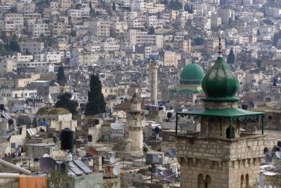 Sekumpulan peneroka haram Israel pada Jumaat menyerang aktivis antarabangsa di Kampung Qusra, selatan bandar Nablus yang diduduki di Tebing Barat, lapor agensi berita WAFA yang memetik sumber tempatan.