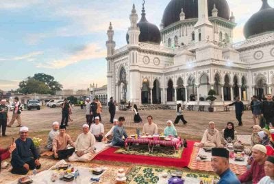 Tengku Sarafudin Badlishah dan keluarga berkenan mencemar duli berbuka puasa bersama rakyat pada program Iftar Ramadan Experience Kedah 2.0 yang berlangsung di Dataran Masjid Zahir, Alor Setar pada Jumaat.